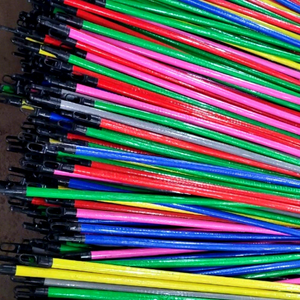Nouvelle conception de balai à manche en bois recouvert de PVC écologique avec pelle à poussière couleur unie, nettoyage facile, usage domestique, fabriqué à Hanoï, prix bas - Product Image 2