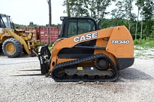 Chargeuse compacte sur chenilles Takeuchi TR340 2018 avec moteur diesel EPA, faible nombre d'heures, fourche à palettes et livraison rapide dans le monde entier - Product Image 2