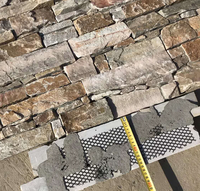 Panneau mural en pierre naturelle d'ardoise jaune paysagère avec surface fendue en ciment, design moderne, utilisation hôtelière, résistant aux acides