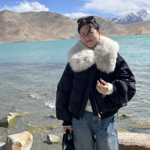 Mujer con Chaqueta de Plumón Blanca con Cuello de Piel de Zorro Grande, Pantalones Anchos Beige, Usando un Teléfono Inteligente. Fondo: <span class=keywords><strong>Kashgar</strong></span> - Product Image 6