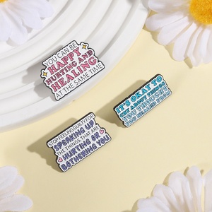 Broche de Estilo Cálido <span class=keywords><strong>y</strong></span> Reconfortante con <span class=keywords><strong>Palabras</strong></span> Inspiradoras, Insignia Pintada en Inglés Europeo-Americano, Accesorio de Ropa Versátil - Product Image 1