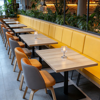 Ensemble de mobilier de luxe léger : Table carrée en pierre frittée, banquette en cuir jaune, table et chaise pour salon de thé et restaurant, et canapé