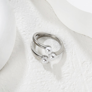 แหวนเปิดดีไซน์ทันสมัยประดับมุกเทียม แหวนสแตนเลสสตีลหรูหราเบาๆ สำหรับผู้หญิง - Product Image 3