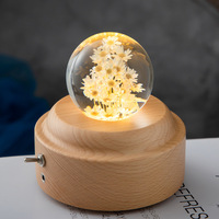 Boîte à musique élégante avec boule de cristal sur base rotative en bois, décoration de Noël, cadeau avec lumières LED USB, décoration romantique pour la maison, vente en gros