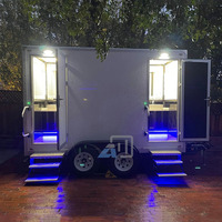 Remolque de Baño Portátil de 2 Unidades con Paneles Solares, Diseño Moderno Ecológico, Remolque de Baño de Fibra de Vidrio para Eventos al Aire Libre