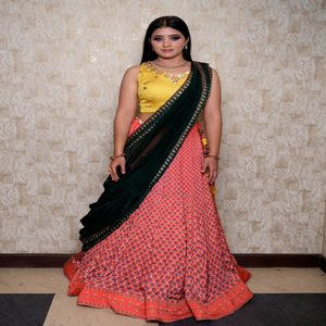 Lehenga Choli Tradicional Indio para Mujer, Blusa Amarilla, Traje de Boda, Largo hasta el Suelo, Corte Regular, Dupatta con Drapeado - Product Image 1