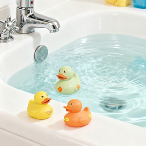 Suministro de fábrica gran oferta PVC rítmico Flexible inolvidable paja no poroso bebé verano juguete patito bola mano agua flotante - Product Image 5