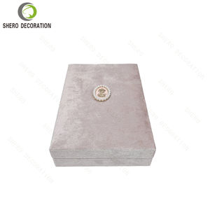 Caja de Joyería Cuadrada de Terciopelo Rosa de Alta Gama para Collares, Anillos y Pulseras - Product Image 5