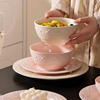 Service de vaisselle en céramique rose à motifs floraux en relief, assiettes, bols, tasses pour la cuisine, les mariages, les douches nuptiales, les fêtes et les occasions spéciales