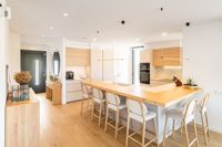 Meuble de cuisine shaker bleu poudré avec îlot central, quincaillerie dorée, plan de travail en marbre, panneau stratifié PVC E1, ensemble de meubles sur mesure