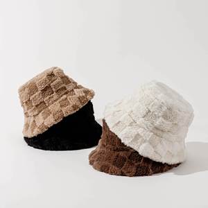 Sombrero de pescador a cuadros al por mayor en stock, gorro de invierno de felpa suave para mujer, sombrero tipo cubo de piel sintética para mujer - Product Image 2