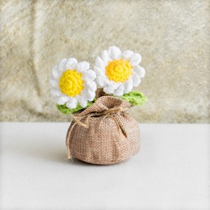 ดอกเดซี่ถักโครเชต์ทำมือขนาดเล็ก  กระเป๋าของขวัญนำโชค  ดอกไม้ถักนิตติ้งในกระถาง  ของตกแต่งกระถางดอกไม้ถักนิตติ้ง - Product Image 1
