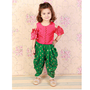 Conjunto de Ropa Étnica para Niñas, Kurti con Hombros Descubiertos y Pantalones Dhoti Estampados, Rojo y Verde, para Fiestas - Product Image 1