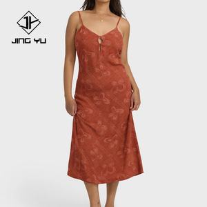 ชุดเดรสฮาวายคอรูปทรงกุญแจ ดีไซน์หรูหรา พิมพ์ลายตามสั่ง OEM คุณภาพสูง ผลิตจากผ้าวิสโคส 100% ความยาวระดับกลาง - Product Image 2