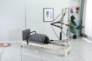 Reformer Pilates multifonctionnel avec tour, doté d'une barre de pieds robuste et d'un système de tour stable, idéal pour les studios de Pilates de prestige - Product Image 2
