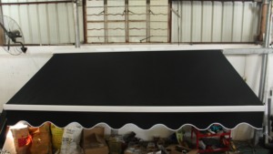 Auvent rétractable à télécommande pour pare-soleil d'extérieur avec bras pliant en aluminium personnalisé - Product Image 2