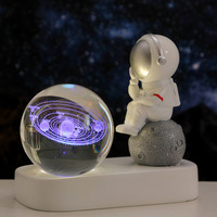 Modèle chaud créatif USB boule de cristal ornement astronaute coloré veilleuse ornement résine artisanat cadeau