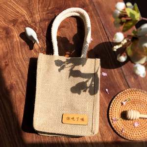 Vente en gros de sacs cabas couleur unie imprimés sur mesure, grands sacs cabas de plage en jute naturels et écologiques avec logos - Product Image 4