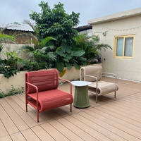 Ensemble table et chaises de café d'extérieur en alliage d'aluminium design moderne, résistant aux intempéries et durable pour les patios d'hôtels et de complexes hôteliers