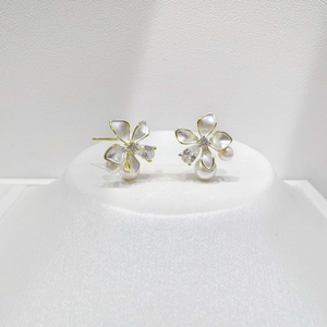 Pendientes de plata de ley 925 con diseño de flor para uso diario, para mujer, con concha, coloridos, de verano, con esmalte blanco y perlas. - Product Image 4