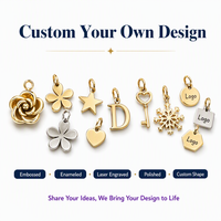 Colgante de oro personalizado para bolso, con flor esmaltada, campana y nácar, con cierre de langosta, para bolsos y carteras, venta al por mayor, personalizado de fábrica