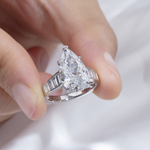 Bague de fiançailles Messi Jewelry MSR-1721 en or 14 carats avec diamant de laboratoire IGI en forme de poire et diamants baguette sur les côtés - Product Image 3