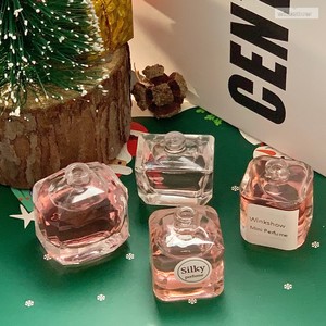 จัดส่งรวดเร็ว โรงงานขายส่งน้ำหอมขนาดพกพาสำหรับผู้ชายและผู้หญิง กลิ่นดอกไม้หรูหรา น้ำหอมฉีดผม 5 มล. 7 มล. 7.5 มล. 10 มล. - Product Image 2