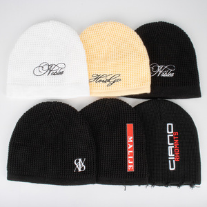 Gorro de Invierno Térmico Personalizado con Logotipo Bordado, Tejido Waffle, Estilo Urbano, Sin Puño, Gorro Tipo Beanie - Product Image 4