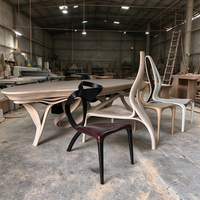 Ensemble de salle à manger en bois massif sculpté à la main, table à manger avec pieds torsadés organiques et chaises d'art pour un intérieur de hall luxueux