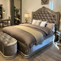 Ensemble de chambre à coucher de luxe finition or antique de style sculpté et solide avec lit en bois français