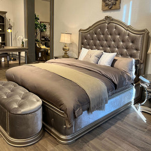 Ensemble de chambre à coucher de luxe finition or antique de style sculpté et solide avec lit en bois français - Product Image 2