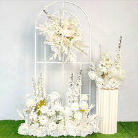 Des designs de fleurs artificielles composites multicouches conviennent aux arches de mariage et aux décors de cérémonies de remise des diplômes.