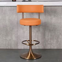 Tabouret de bar élégant de style mid-century, orange, avec assise et dossier rembourrés, base en piédestal doré, pour bistrot, café, bar en fer.