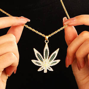 Mode diamant Hip Hop feuille <span class=keywords><strong>de</strong></span> chanvre pendentif collier glacé plaqué or alliage cristal feuille d'érable pour cadeau brin chaîne Zircon - Product Image 4