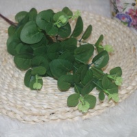 Penjualan Panas Daun Eucalyptus Buatan Tangan Batang Tanaman Hijau Aksesoris Bunga Tahan Lama untuk Natal Tahun Baru Imlek