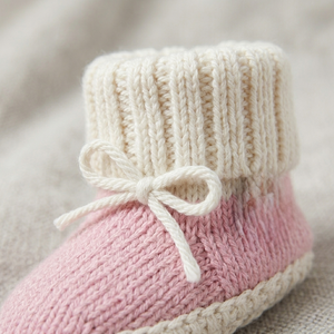 Scarpine Neonato Unisex a Righe Rosa e Bianche in Maglia con Polsino a Costine, Suola Morbida, Fodera in Cotone - Product Image 2