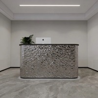 Bureau d'accueil au design incurvé avec finition métallique, comptoir personnalisé, mobilier commercial moderne pour salon, spa, hôtel, commerce de détail