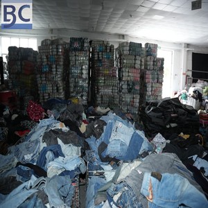 Pantaloni in Denim usati durevoli più venduti ideali per la distribuzione all'ingrosso e l'esportazione sul mercato internazionale - Product Image 6