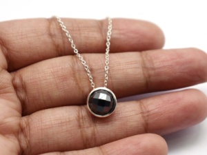 Pendentif artisanal en argent sterling 925 avec pierre précieuse en hématite naturelle taillée en forme de rose de 8 mm - Cadeau - Product Image 1