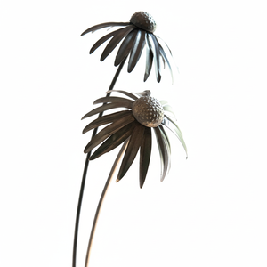 Piquets de jardin en métal à motifs floraux, parfaits pour guider l'aménagement du jardin avec des motifs floraux disposés sur les espaces de vie extérieurs - Product Image 1