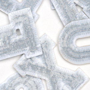 En gros, Patchs brodés thermocollants en argent, lettres de l'alphabet A-Z, style universitaire, scintillants, pour vêtements et accessoires - Product Image 3