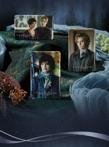 Caja <span class=keywords><strong>de</strong></span> 12 unidades al por mayor Kakawow Twilight Saga Series: Caja misteriosa <span class=keywords><strong>de</strong></span> coleccionables <span class=keywords><strong>de</strong></span> insignias <span class=keywords><strong>de</strong></span> estaño para juguetes, regalos y artículos <span class=keywords><strong>de</strong></span> coleccionismo sobrenatural. - Product Image 4