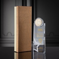 Nouveau trophée en cristal coloré, design créatif, exquis, sculpté, réunion annuelle de l'entreprise, souvenir d'employé exceptionnel