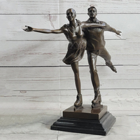 Sculpture en bronze coulé sur mesure, style sportif réaliste, décoration de patinoire, statue de couple de patinage artistique