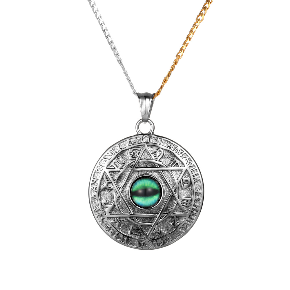 Pendentif simple couleur acier, sans chaîne.