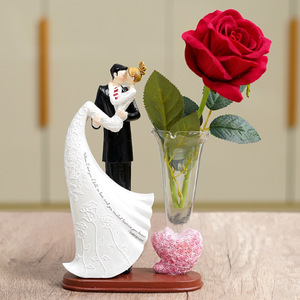 Figura de resina de pareja de novios con jarrón de rosas, adorno para regalo de San Valentín. - Product Image 1