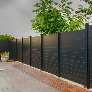 รั้วกันน้ำสำหรับภายนอกอาคาร รั้ว WPC ลายไม้ธรรมชาติ ผลิตจากวัสดุผสมไม้และพลาสติก สำหรับตกแต่งบ้านในฟาร์ม - Product Image 1