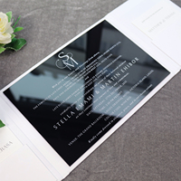 Suite d'invitations de mariage à trois volets avec monogramme en acrylique noir, insert en carton noir et enveloppe assortie pour mariage