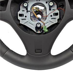 Volant de voiture en cuir noir entièrement perforé en stock pour BMW Série 13 E90 E91 E92 E93 M3 <span class=keywords><strong>M5</strong></span> E82 E81 E87 E88 <span class=keywords><strong>E60</strong></span> - Product Image 4