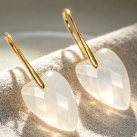 Boucles d'oreilles pendantes D1018 en pierre naturelle, cœur en quartz clair, base en laiton plaqué or, boucles d'oreilles pendantes pour femmes, bijoux bohèmes